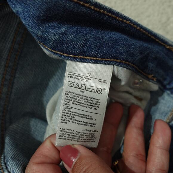 Old Navy Womens Slouchy Shorts High Rise Distressed Denim Raw Hem Blue Size 12 - Picture 6 of 8